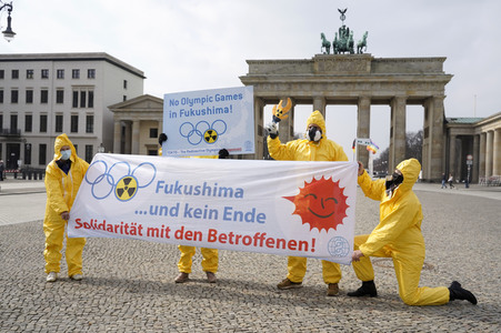 Demonstration 'Radioactive Olympics - Solidarität mit den Betroffenen von Fukushima' in Berlin
