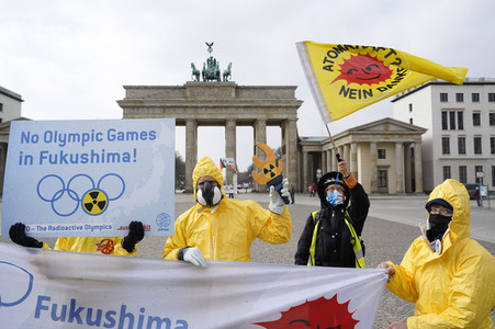 Demonstration 'Radioactive Olympics - Solidarität mit den Betroffenen von Fukushima' in Berlin