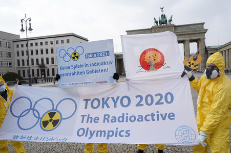 Demonstration 'Radioactive Olympics - Solidarität mit den Betroffenen von Fukushima' in Berlin