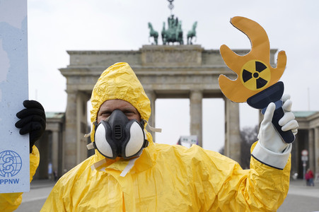 Demonstration 'Radioactive Olympics - Solidarität mit den Betroffenen von Fukushima' in Berlin