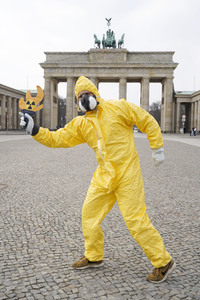 Demonstration 'Radioactive Olympics - Solidarität mit den Betroffenen von Fukushima' in Berlin