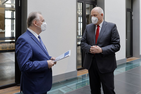 Übergabe des Tätigkeitsberichts zum Datenschutz in Berlin