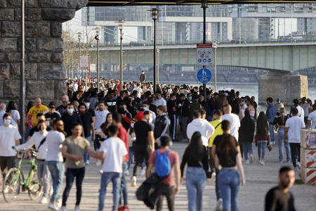 Menschenmassen am Rheinboulevard in Köln