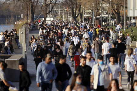 Menschenmassen am Rheinboulevard in Köln