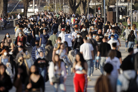 Menschenmassen am Rheinboulevard in Köln