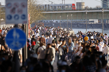 Menschenmassen am Rheinboulevard in Köln