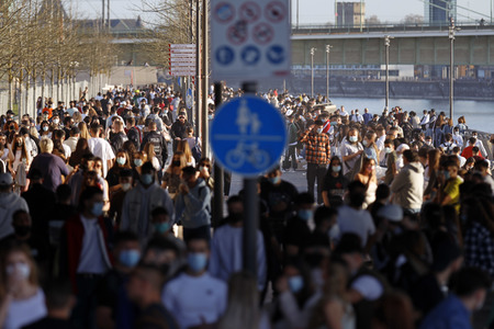Menschenmassen am Rheinboulevard in Köln