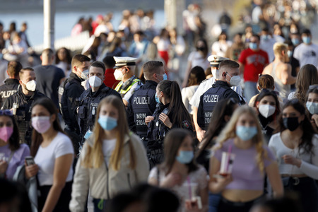Menschenmassen am Rheinboulevard in Köln
