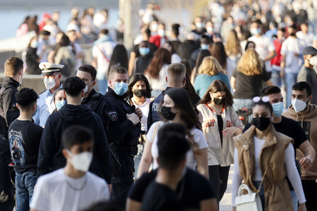 Menschenmassen am Rheinboulevard in Köln