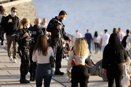 Menschenmassen am Rheinboulevard in Köln
