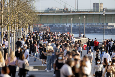 Menschenmassen am Rheinboulevard in Köln