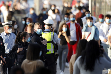 Menschenmassen am Rheinboulevard in Köln