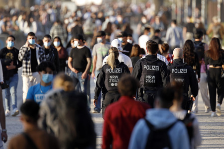 Menschenmassen am Rheinboulevard in Köln