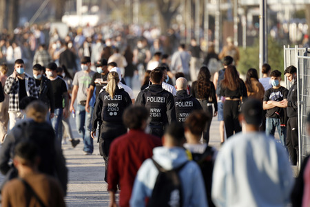 Menschenmassen am Rheinboulevard in Köln