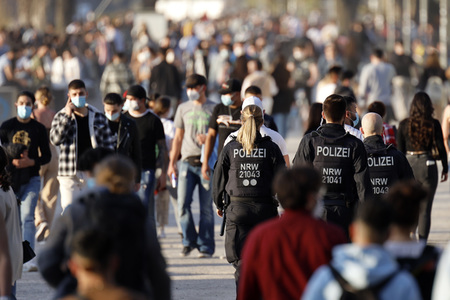 Menschenmassen am Rheinboulevard in Köln