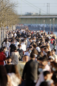 Menschenmassen am Rheinboulevard in Köln