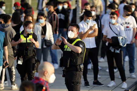 Menschenmassen am Rheinboulevard in Köln