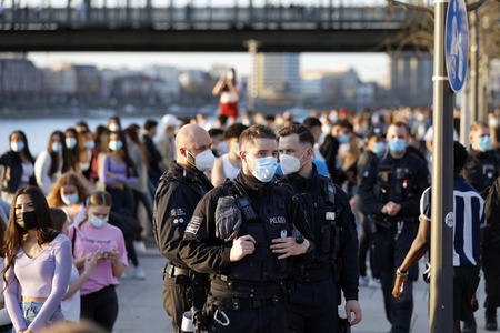 Menschenmassen am Rheinboulevard in Köln