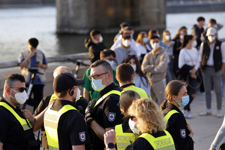 Menschenmassen am Rheinboulevard in Köln