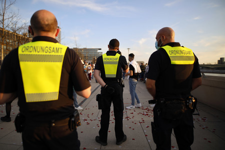 Menschenmassen am Rheinboulevard in Köln