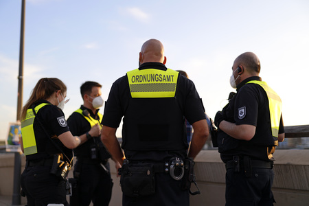 Menschenmassen am Rheinboulevard in Köln