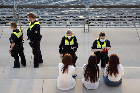 Menschenmassen am Rheinboulevard in Köln