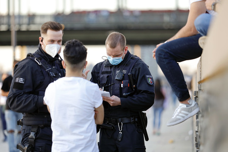 Menschenmassen am Rheinboulevard in Köln