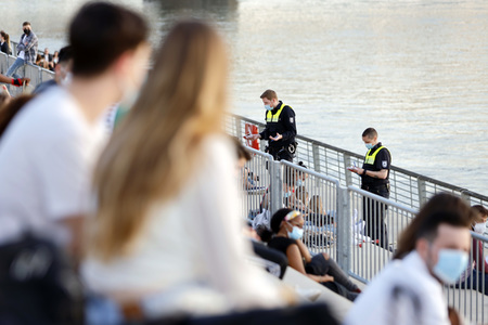 Menschenmassen am Rheinboulevard in Köln