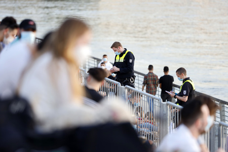 Menschenmassen am Rheinboulevard in Köln