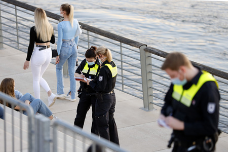 Menschenmassen am Rheinboulevard in Köln