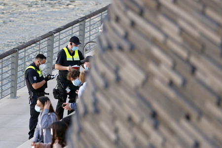 Menschenmassen am Rheinboulevard in Köln