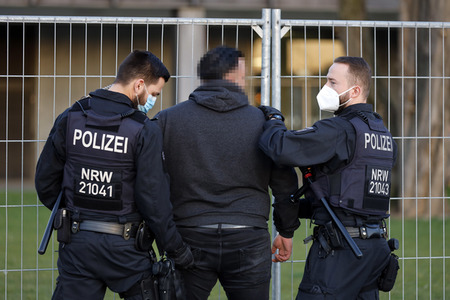 Menschenmassen am Rheinboulevard in Köln