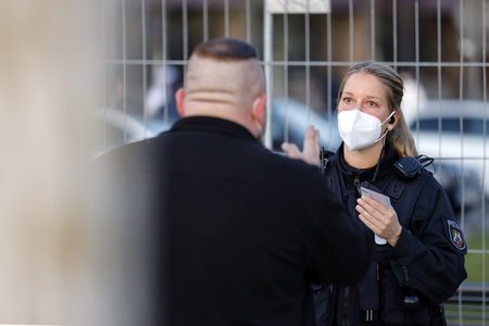 Menschenmassen am Rheinboulevard in Köln
