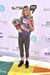 Cassie Scerbo's Spendenaktion in Malibu