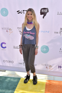 Cassie Scerbo's Spendenaktion in Malibu