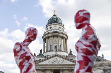 Mahnmal zur Coronakrise von Dennis Josef Meseg in Berlin