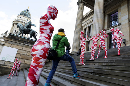 Mahnmal zur Coronakrise von Dennis Josef Meseg in Berlin