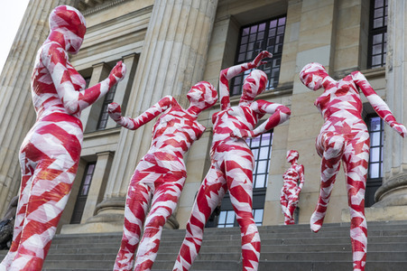 Mahnmal zur Coronakrise von Dennis Josef Meseg in Berlin