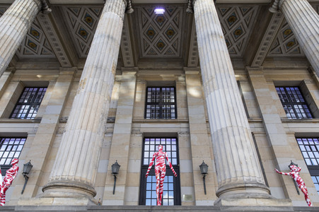 Mahnmal zur Coronakrise von Dennis Josef Meseg in Berlin