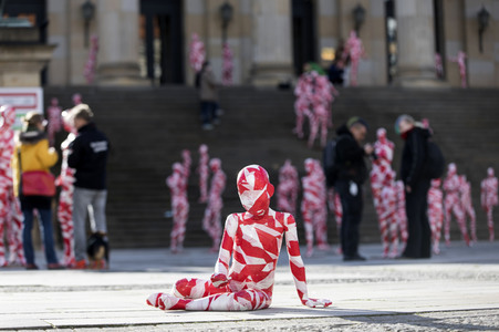 Mahnmal zur Coronakrise von Dennis Josef Meseg in Berlin