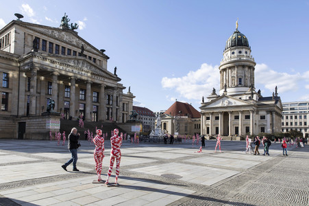 Mahnmal zur Coronakrise von Dennis Josef Meseg in Berlin