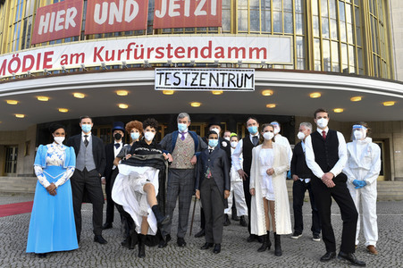 Fototermin mit dem Ensemble von 'Vorhang auf für Cyrano' in Berlin