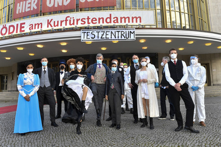 Fototermin mit dem Ensemble von 'Vorhang auf für Cyrano' in Berlin