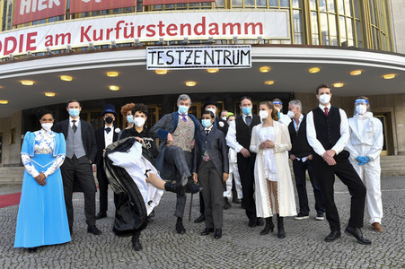 Fototermin mit dem Ensemble von 'Vorhang auf für Cyrano' in Berlin