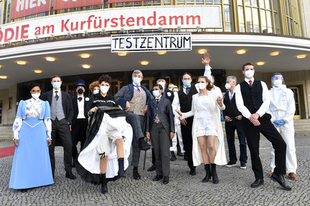 Fototermin mit dem Ensemble von 'Vorhang auf für Cyrano' in Berlin