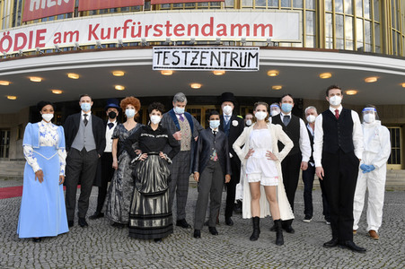 Fototermin mit dem Ensemble von 'Vorhang auf für Cyrano' in Berlin