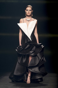 Isabel Sanchis Fashion Show auf der 73. Mercedes-Benz Fashion Week Madrid