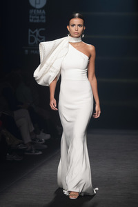 Isabel Sanchis Fashion Show auf der 73. Mercedes-Benz Fashion Week Madrid