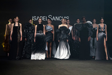 Isabel Sanchis Fashion Show auf der 73. Mercedes-Benz Fashion Week Madrid