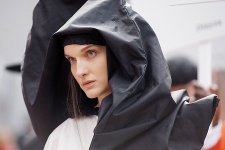 Öffentliche Fashion Show von 10 Designern in Madrid